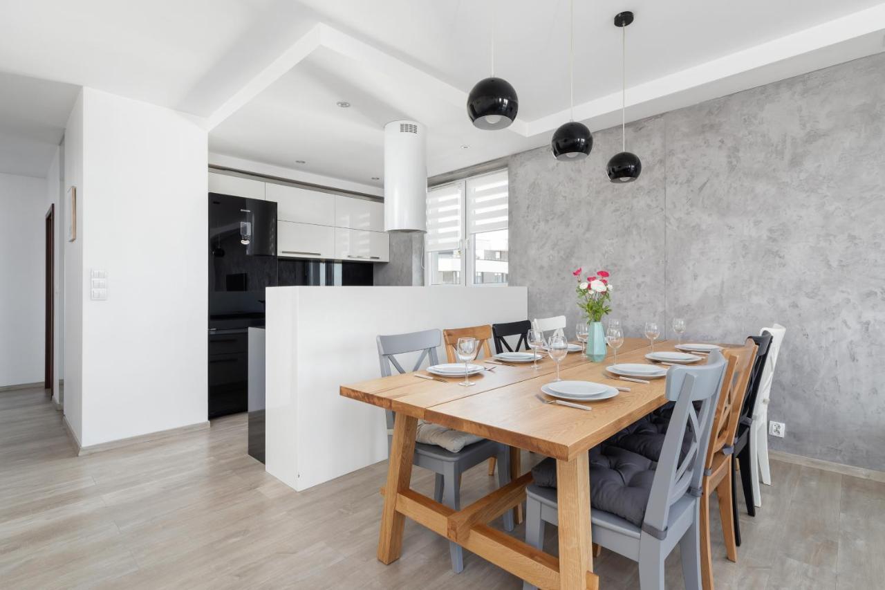 Avia Apartment Three Bedroom Two Balcony Ac & Parking By Noclegi Renters Krakow Bagian luar foto