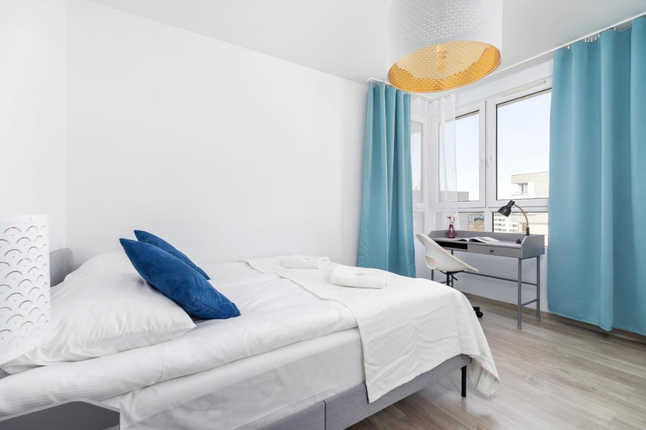Avia Apartment Three Bedroom Two Balcony Ac & Parking By Noclegi Renters Krakow Bagian luar foto
