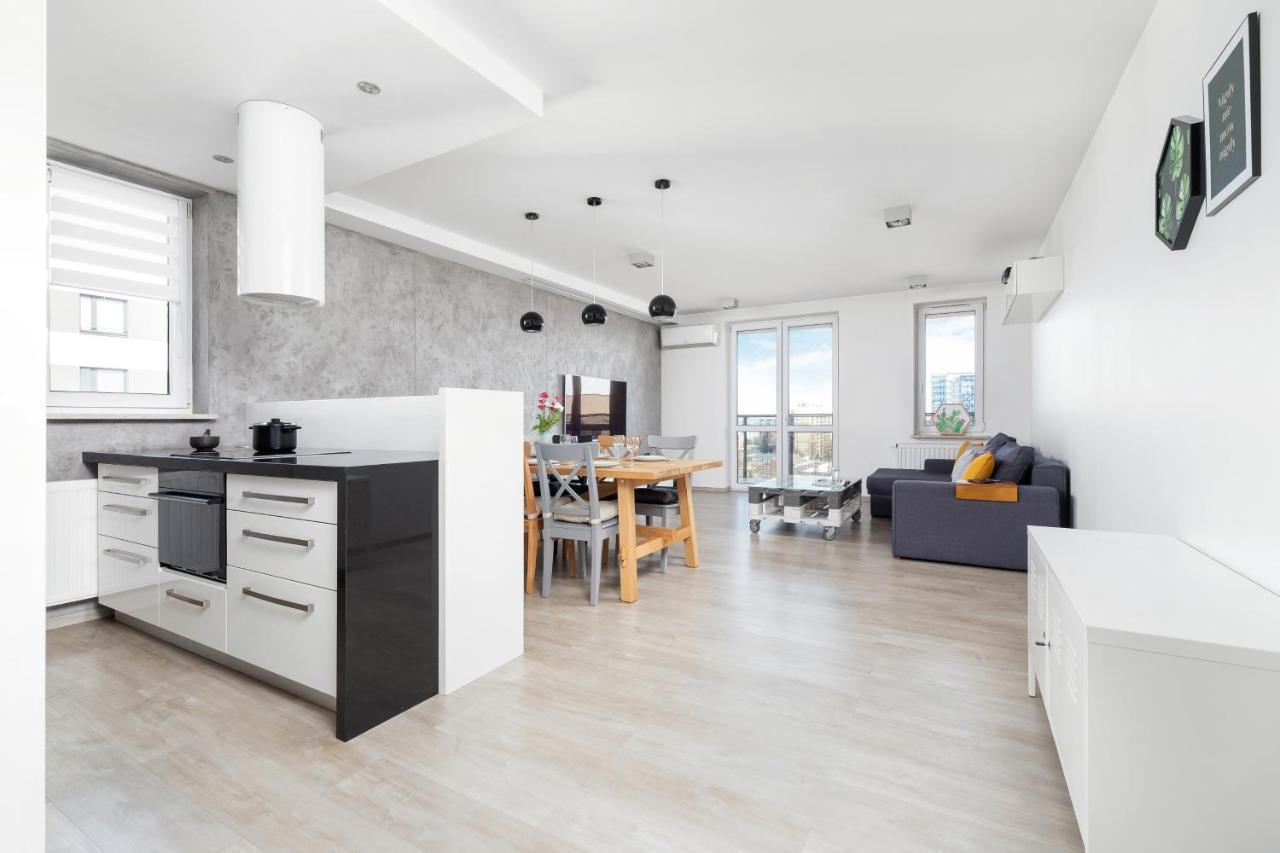 Avia Apartment Three Bedroom Two Balcony Ac & Parking By Noclegi Renters Krakow Bagian luar foto