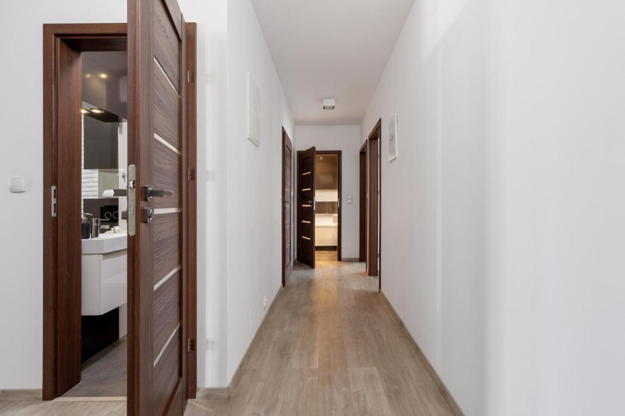 Avia Apartment Three Bedroom Two Balcony Ac & Parking By Noclegi Renters Krakow Bagian luar foto