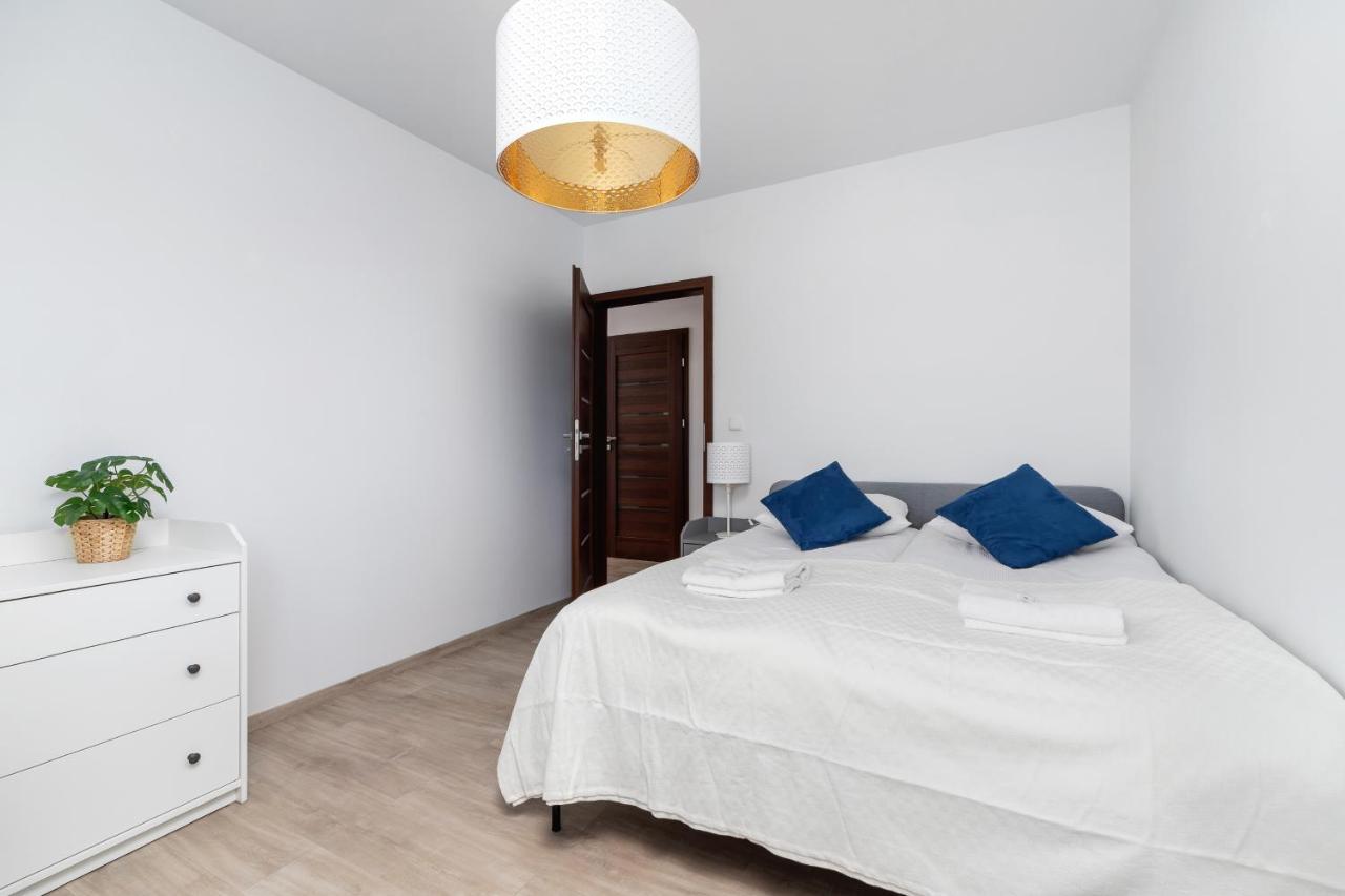 Avia Apartment Three Bedroom Two Balcony Ac & Parking By Noclegi Renters Krakow Bagian luar foto