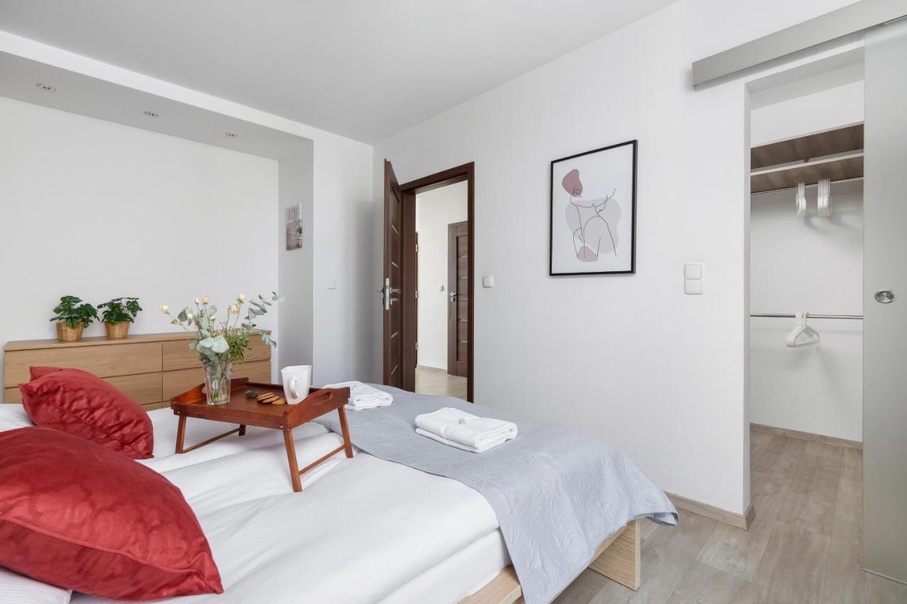 Avia Apartment Three Bedroom Two Balcony Ac & Parking By Noclegi Renters Krakow Bagian luar foto