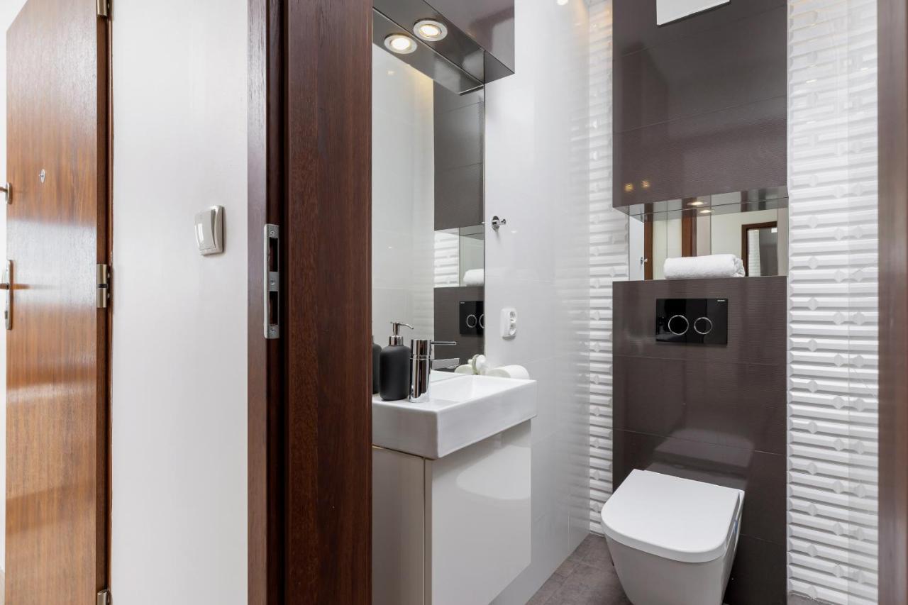 Avia Apartment Three Bedroom Two Balcony Ac & Parking By Noclegi Renters Krakow Bagian luar foto