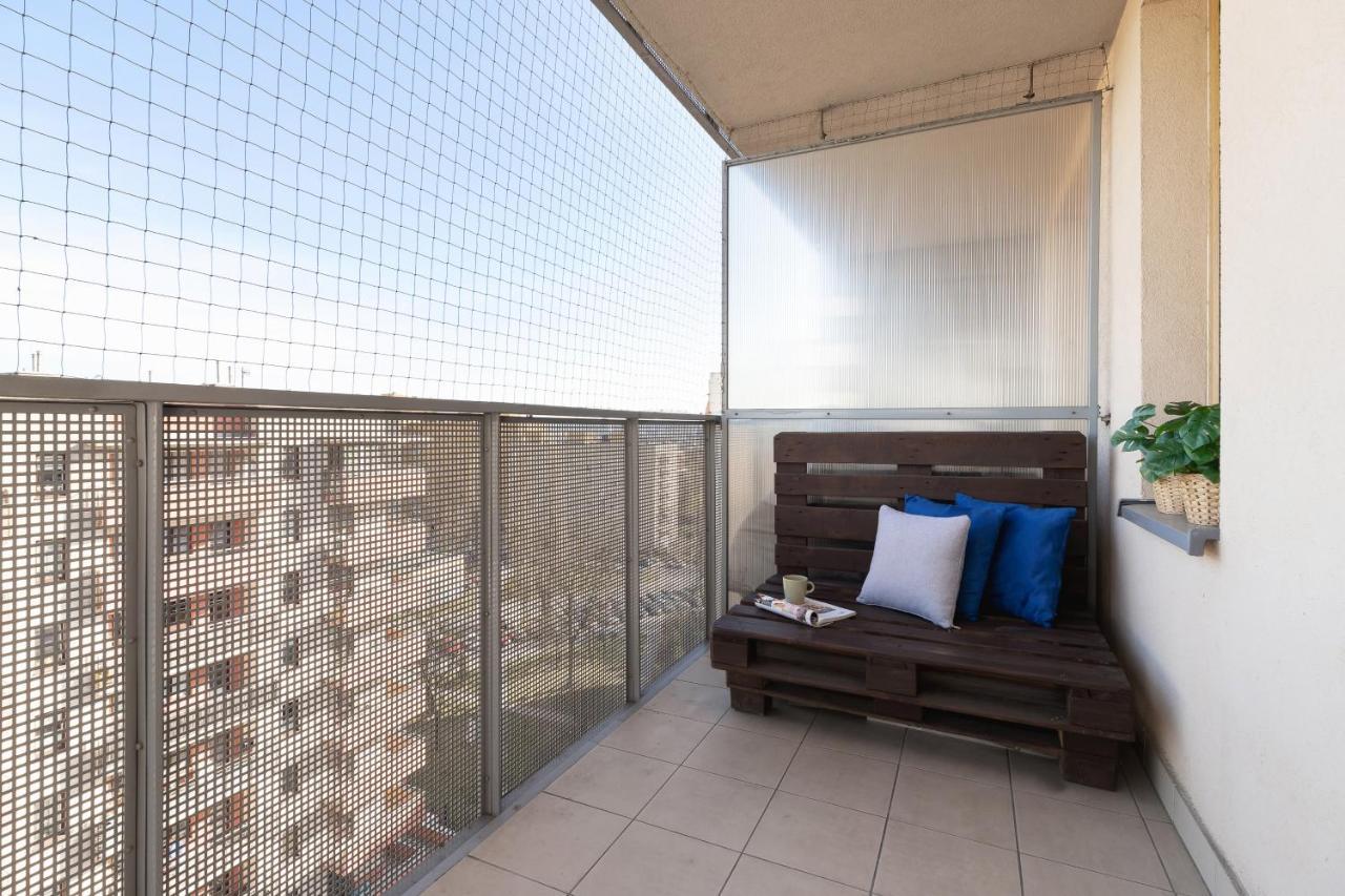 Avia Apartment Three Bedroom Two Balcony Ac & Parking By Noclegi Renters Krakow Bagian luar foto
