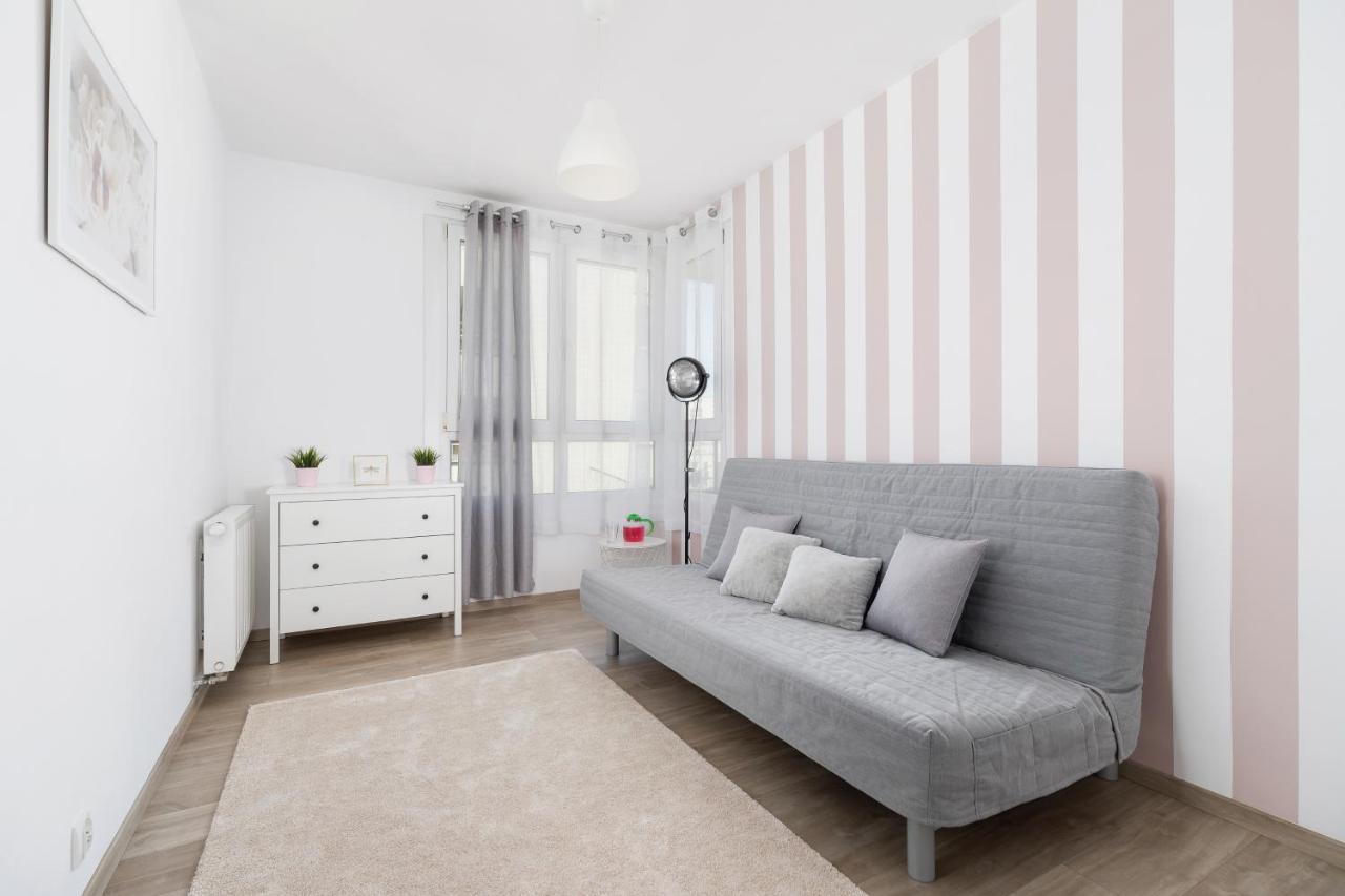 Avia Apartment Three Bedroom Two Balcony Ac & Parking By Noclegi Renters Krakow Bagian luar foto