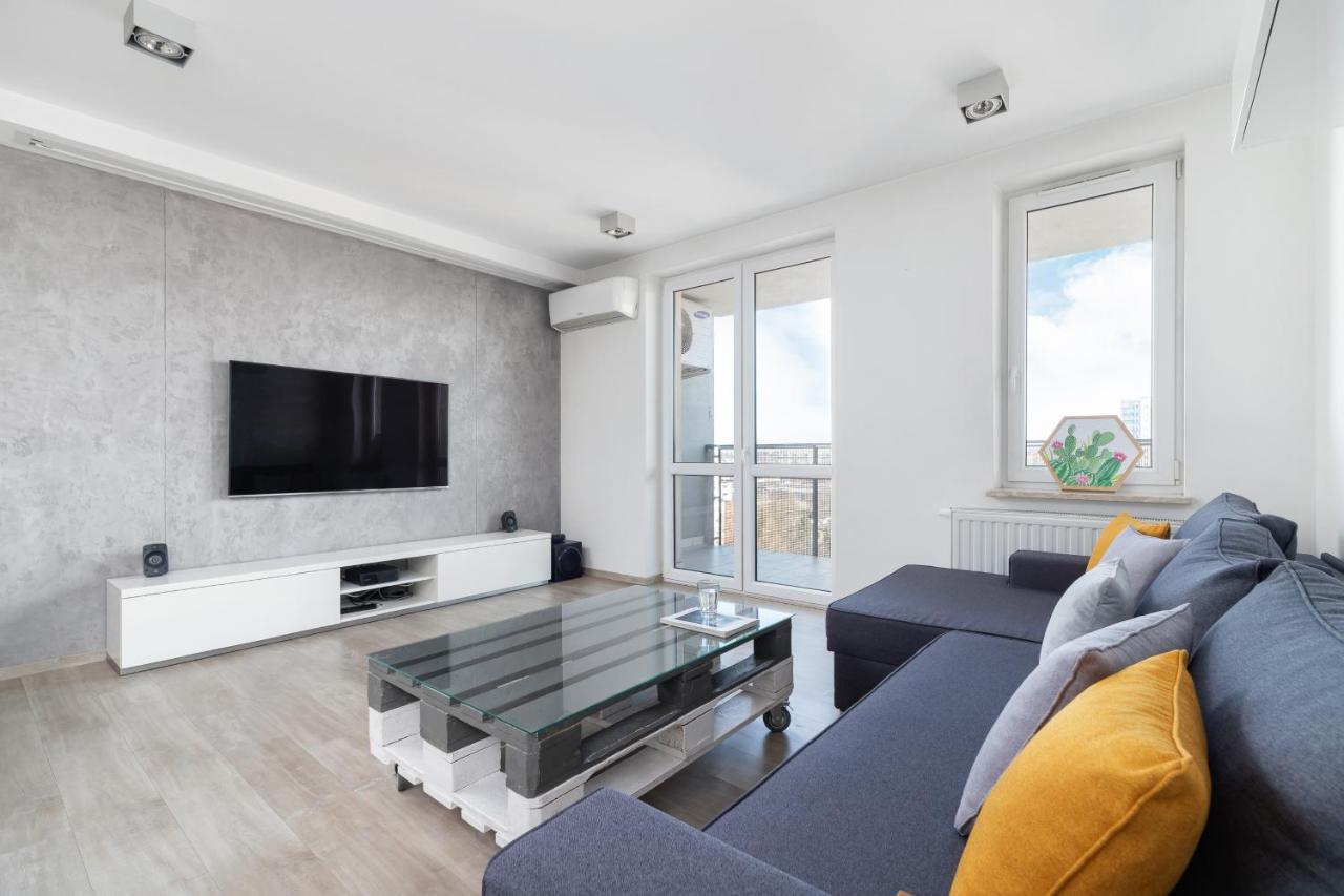 Avia Apartment Three Bedroom Two Balcony Ac & Parking By Noclegi Renters Krakow Bagian luar foto