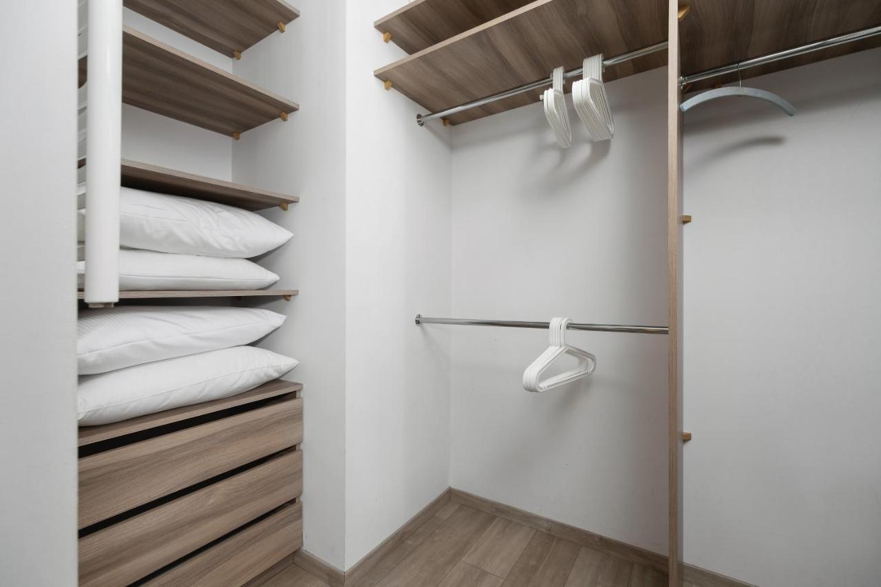 Avia Apartment Three Bedroom Two Balcony Ac & Parking By Noclegi Renters Krakow Bagian luar foto