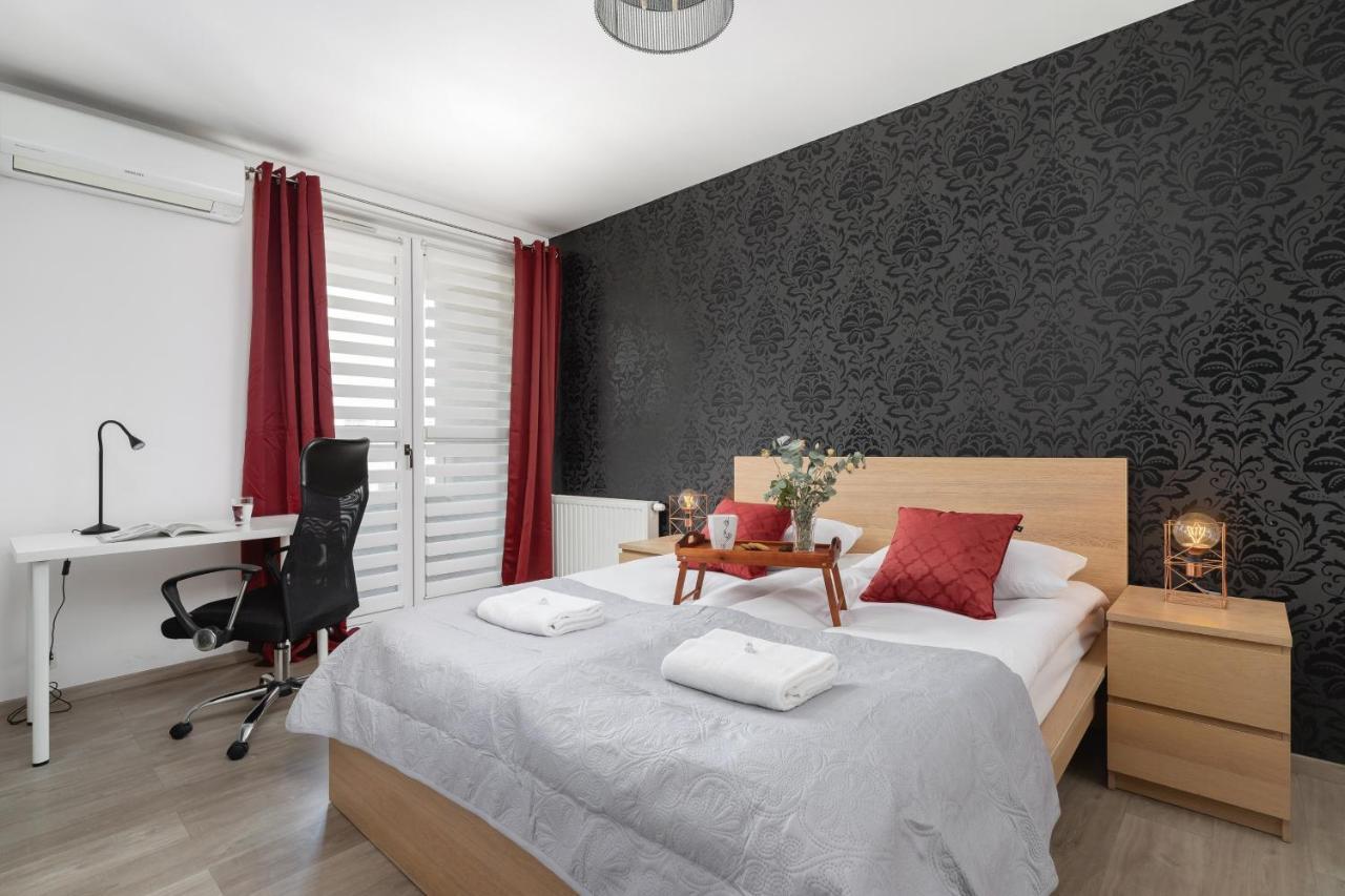 Avia Apartment Three Bedroom Two Balcony Ac & Parking By Noclegi Renters Krakow Bagian luar foto