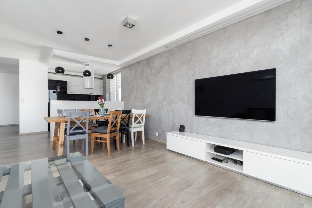 Avia Apartment Three Bedroom Two Balcony Ac & Parking By Noclegi Renters Krakow Bagian luar foto