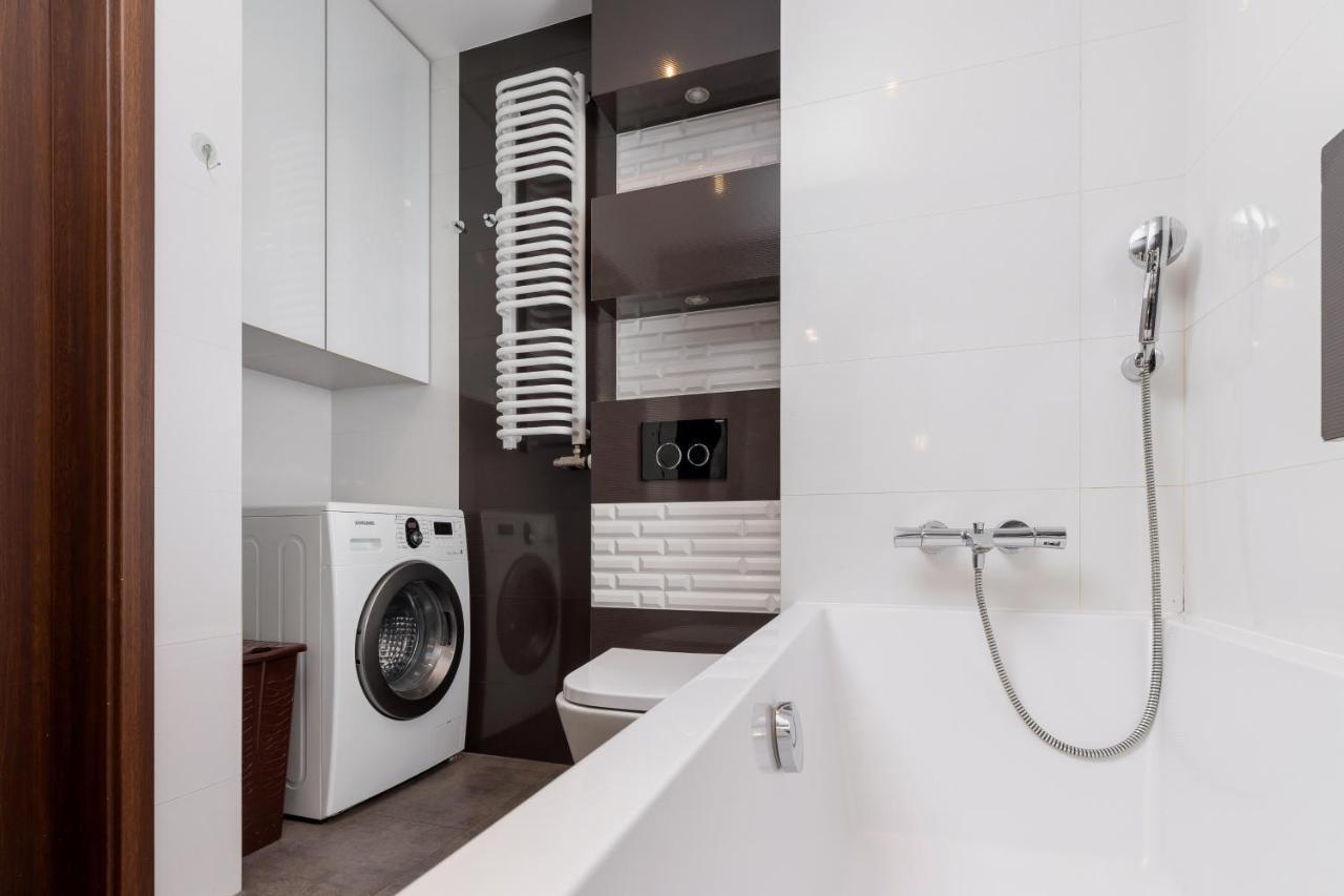 Avia Apartment Three Bedroom Two Balcony Ac & Parking By Noclegi Renters Krakow Bagian luar foto