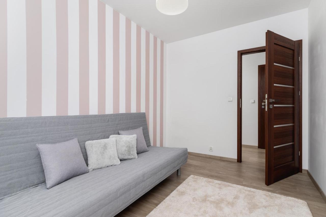 Avia Apartment Three Bedroom Two Balcony Ac & Parking By Noclegi Renters Krakow Bagian luar foto
