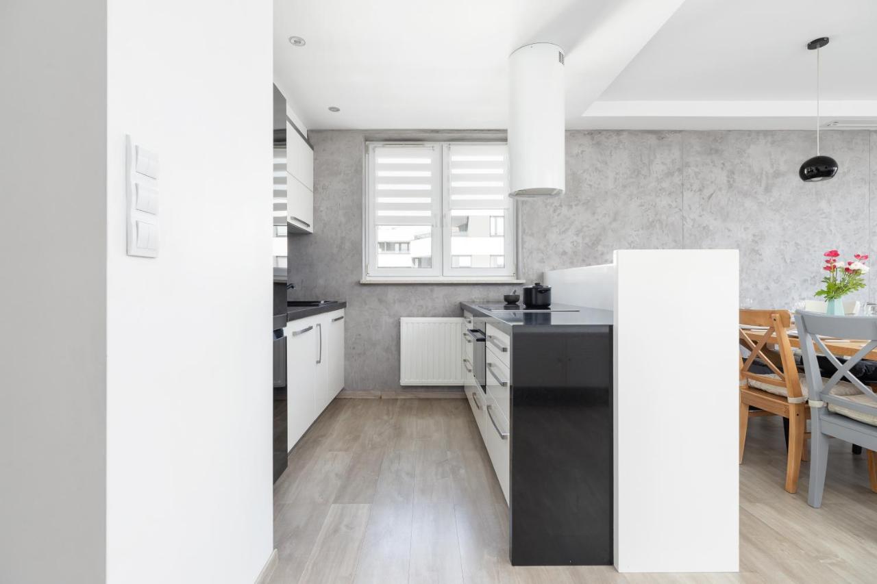 Avia Apartment Three Bedroom Two Balcony Ac & Parking By Noclegi Renters Krakow Bagian luar foto