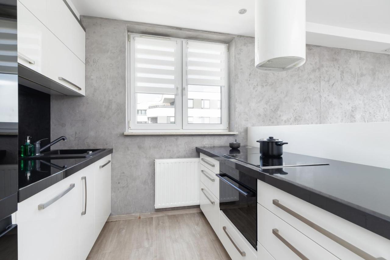 Avia Apartment Three Bedroom Two Balcony Ac & Parking By Noclegi Renters Krakow Bagian luar foto