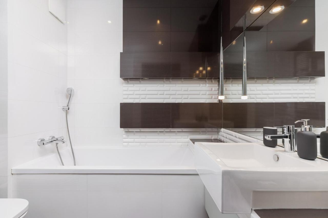 Avia Apartment Three Bedroom Two Balcony Ac & Parking By Noclegi Renters Krakow Bagian luar foto