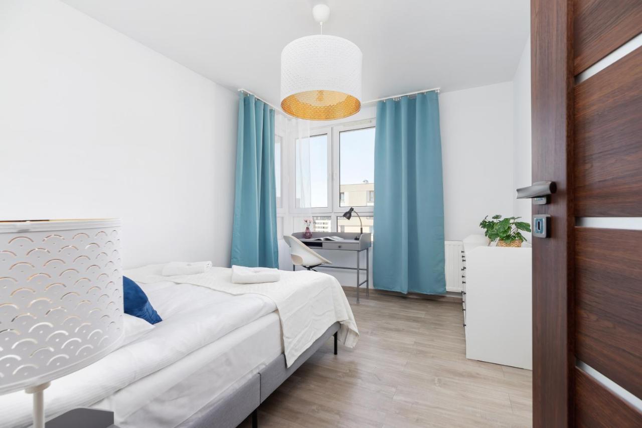 Avia Apartment Three Bedroom Two Balcony Ac & Parking By Noclegi Renters Krakow Bagian luar foto