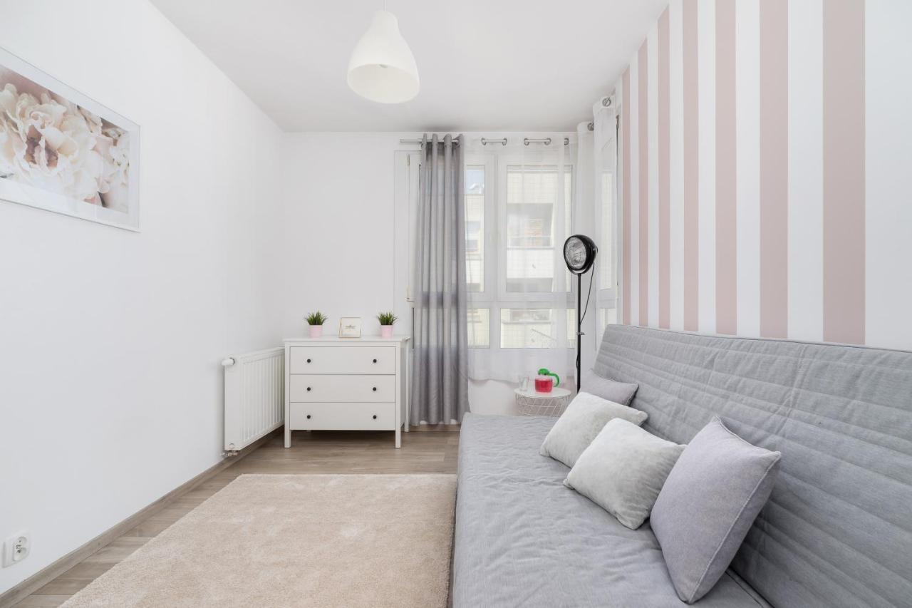 Avia Apartment Three Bedroom Two Balcony Ac & Parking By Noclegi Renters Krakow Bagian luar foto