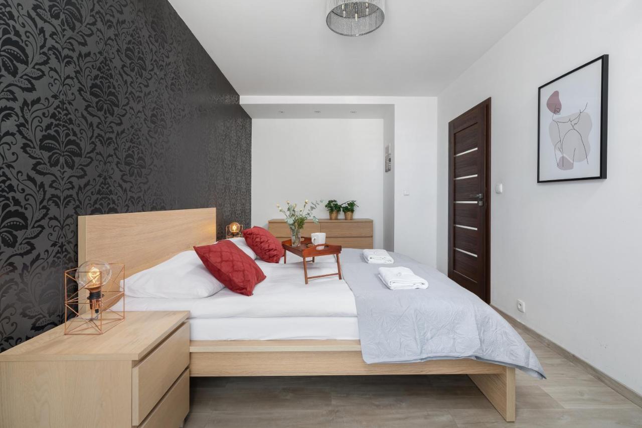 Avia Apartment Three Bedroom Two Balcony Ac & Parking By Noclegi Renters Krakow Bagian luar foto