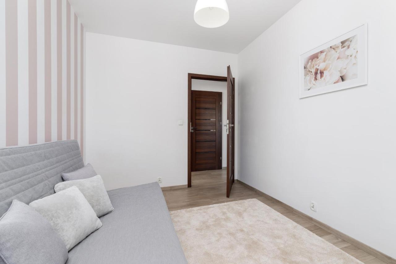 Avia Apartment Three Bedroom Two Balcony Ac & Parking By Noclegi Renters Krakow Bagian luar foto