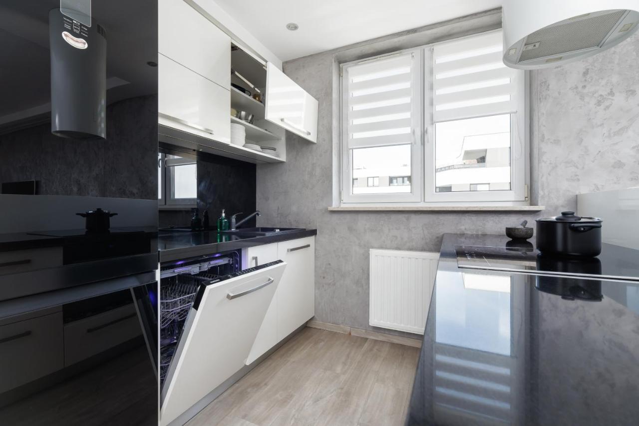 Avia Apartment Three Bedroom Two Balcony Ac & Parking By Noclegi Renters Krakow Bagian luar foto