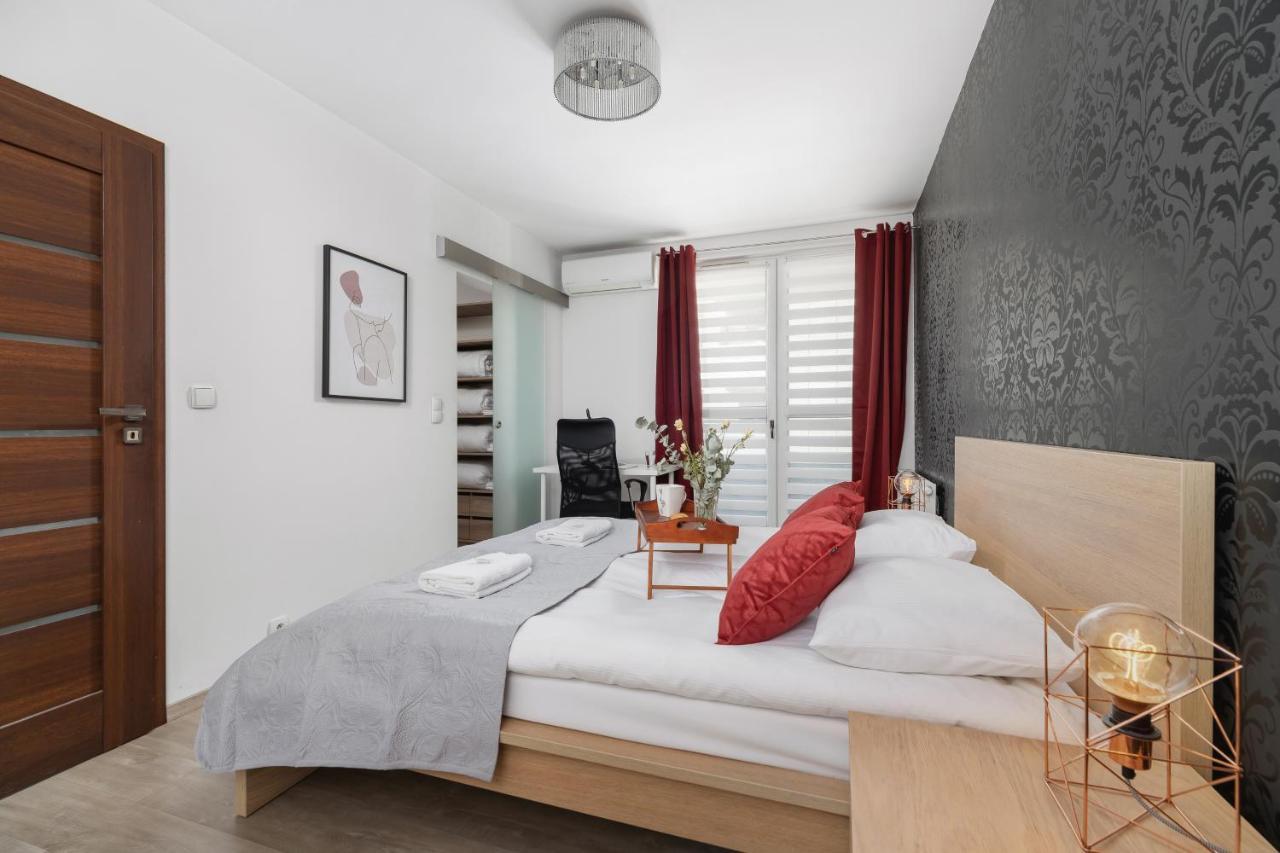 Avia Apartment Three Bedroom Two Balcony Ac & Parking By Noclegi Renters Krakow Bagian luar foto