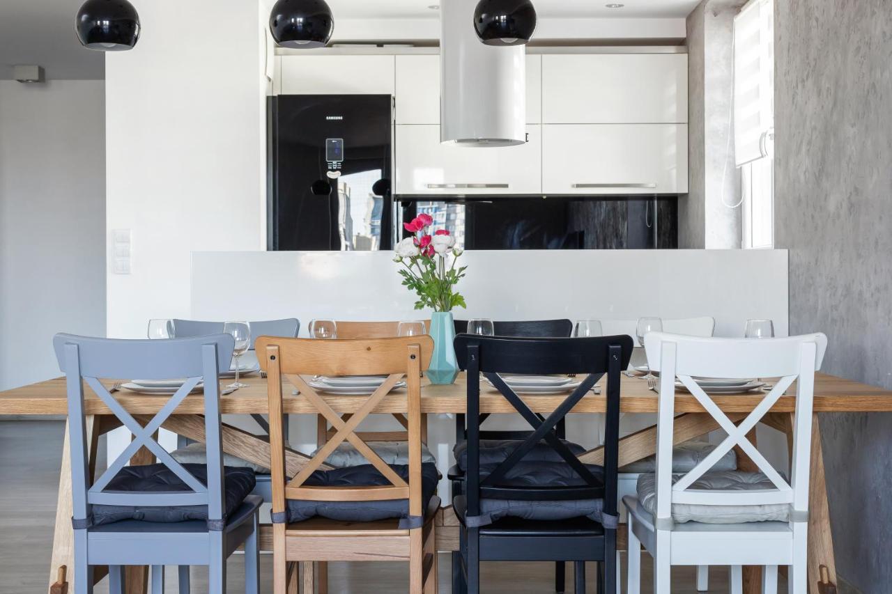 Avia Apartment Three Bedroom Two Balcony Ac & Parking By Noclegi Renters Krakow Bagian luar foto