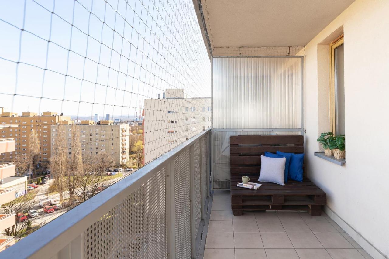 Avia Apartment Three Bedroom Two Balcony Ac & Parking By Noclegi Renters Krakow Bagian luar foto