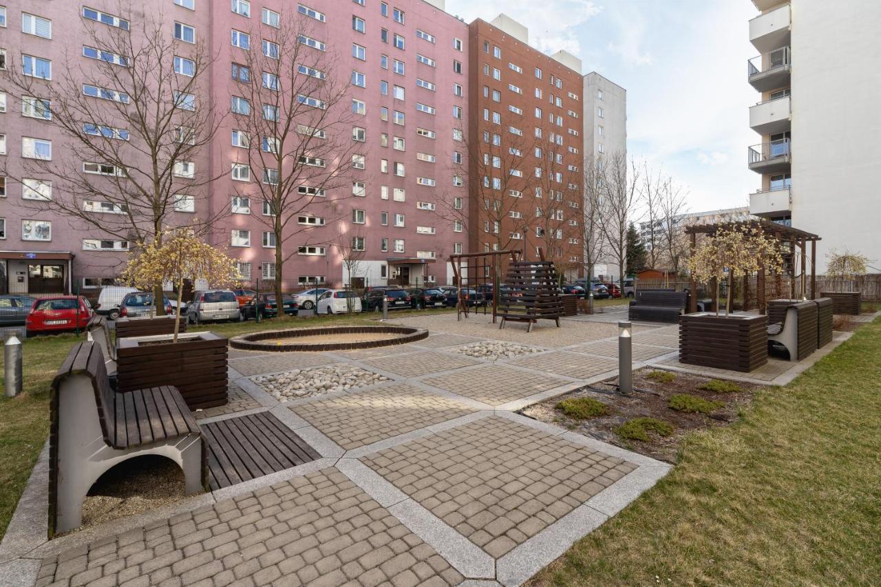 Avia Apartment Three Bedroom Two Balcony Ac & Parking By Noclegi Renters Krakow Bagian luar foto